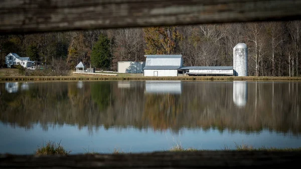 Edificios Agrícolas Reflexión Sobre Lago Carolina Del Norte — Foto de Stock