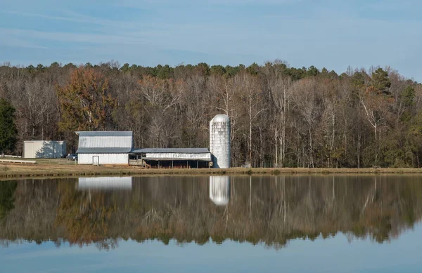 Edificios Agrícolas Reflexión Sobre Lago Carolina Del Norte — Foto de Stock