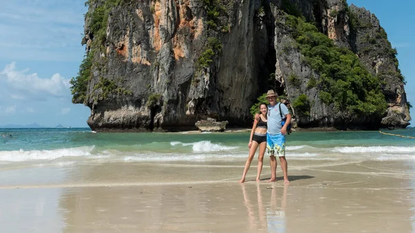 Padre Pie Agua Isla Tropical Con Brazo Alrededor Hija Playa — Foto de Stock