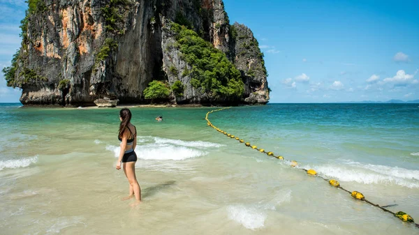 Adolescente Água Praia Tropical Olhando Para Longe Câmera — Fotografia de Stock