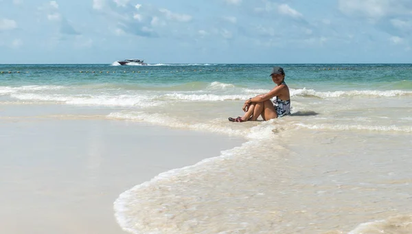 Mujer Sentada Agua Playa Con Sombrero Traje Baño Una Sola — Foto de Stock