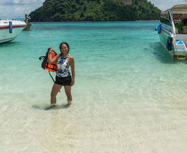 Mujer Asiática Parada Agua Isla Tropical Sosteniendo Chaleco Salvavidas Naranja — Foto de Stock