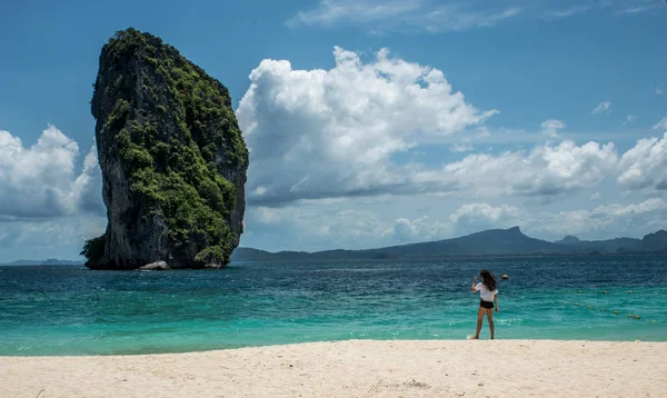 Menina Adolescente Praia Tropical Tailândia Olhando Para Ilha — Fotografia de Stock