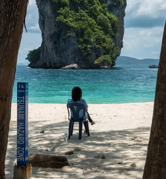 Mujer Sentada Silla Playa Frente Sunami Señal Peligro — Foto de Stock