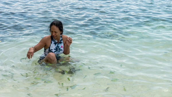 Mujer Asiática Sentada Agua Playa Riéndose Jugando Rodeada Peces Tropicales —  Fotos de Stock
