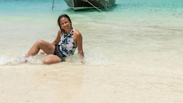 Mujer Asiática Sentada Borde Playa Agua Isla Tropical — Foto de Stock