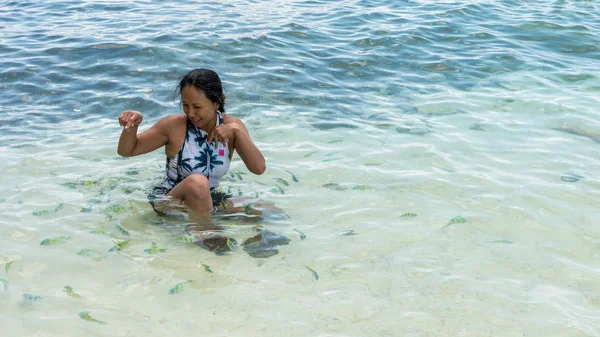 Mujer Asiática Sentada Agua Playa Riéndose Jugando Rodeada Peces Tropicales —  Fotos de Stock