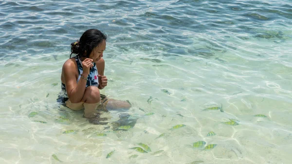 Mujer Asiática Sentada Agua Playa Riéndose Jugando Rodeada Peces Tropicales —  Fotos de Stock