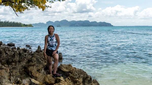 Mujer Asiática Traje Baño Sonriendo Pie Sobre Rocas Playa — Foto de Stock