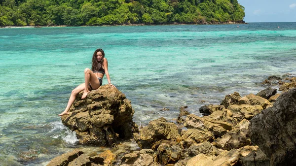 Joven Adolescente Traje Baño Negro Isla Tropical Sentado Roca — Foto de Stock