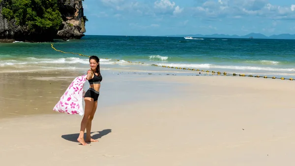 Adolescente Chica Pie Arena Hermosa Playa Tropical Con Toalla Playa — Foto de Stock
