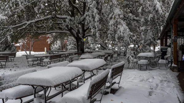 Mesas Picnic Cubiertas Nieve Cafetería Vacía Con Rojo Sin Signo — Foto de Stock