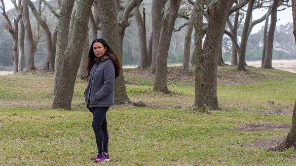 Mujer Asiática Con Parka Pie Frente Los Árboles Carolina Del — Foto de Stock