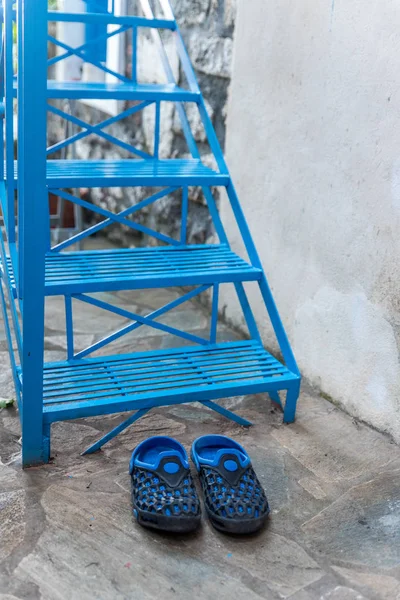 Par Zapatos Goma Azul Delante Escaleras Metal Azul Greek Village — Foto de Stock
