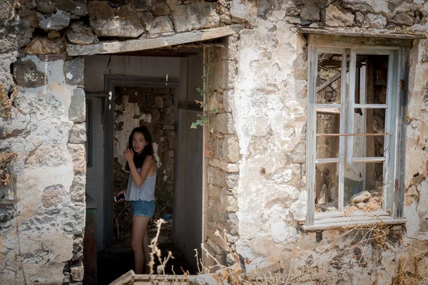 Mujer Pie Ruinas Casa Abandonada Aldea Griega — Foto de Stock