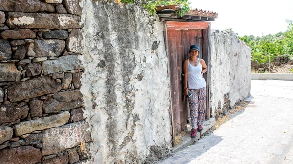 Mujer Caminando Por Las Calles Greek Village Con Sombrero Camiseta — Foto de Stock