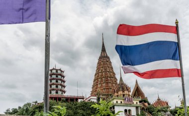 Arka planda bulutlar ile Wat Tham Suea