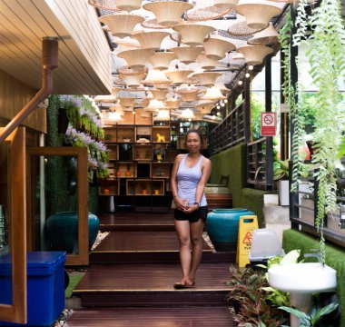 Kahve dükkanında ayakta Asya kadın