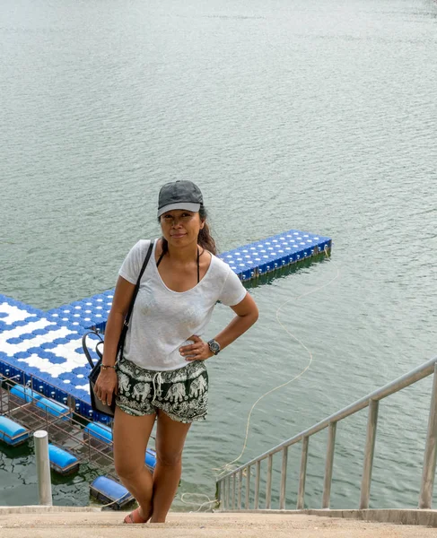 Mujer asiática con sombrero de pie en los escalones superiores — Foto de Stock