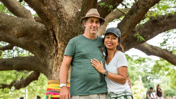 Esposo y esposa bajo el árbol monkeypod tailandés — Foto de Stock