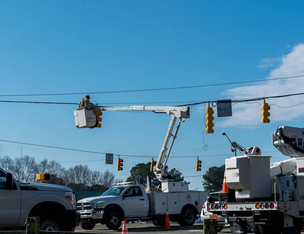 Pracovník energetické společnosti opravování semaforu — Stock fotografie