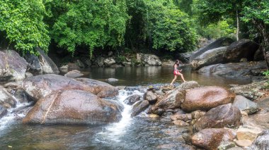 Nehir tarafından balık besleme genç kız