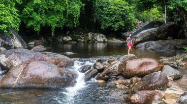 Nehir tarafından balık besleme genç kız