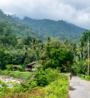 Genç kız yürüyüş aşağı yol
