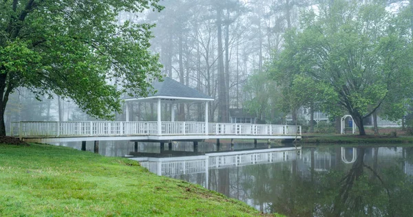 Gazebo en el puente que pasa sobre el estanque — Foto de Stock