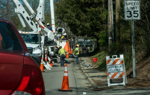 Trabajadores de la compañía eléctrica que trabajan en líneas eléctricas — Foto de Stock