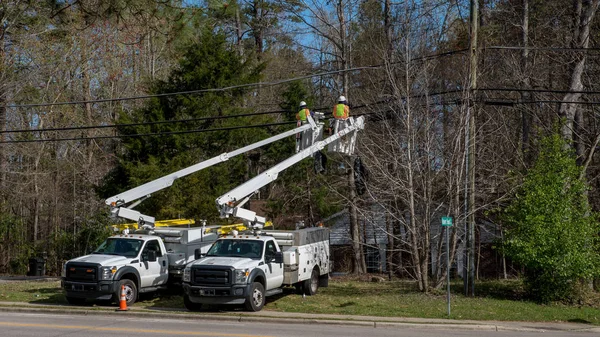 Twee werknemers in een Bucket van Cherry Picker — Stockfoto