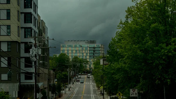 Nuvole di tempesta che rotolano oltre l'edificio in città — Foto Stock