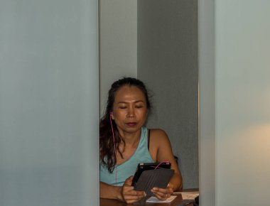 Masada tablet tutan evli kadın