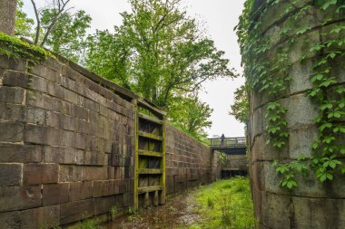 kilit üzerinde köprü üzerinde duran kadın