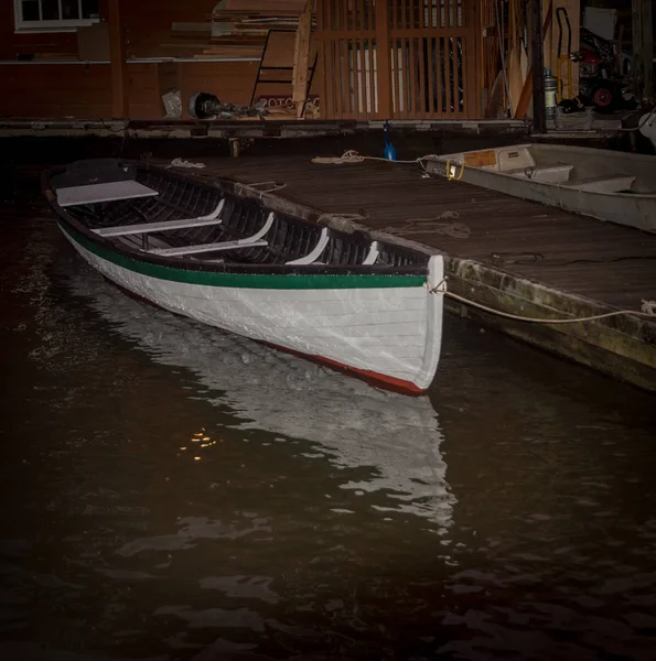 Tradycyjna łódź wiosłowa związana w doku — Zdjęcie stockowe
