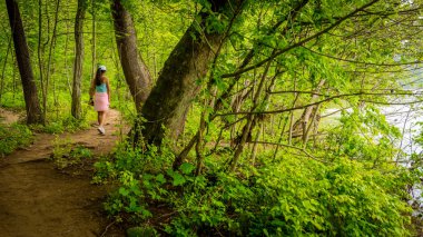 Orta Yaşlı kadın üzerinde yürürken beline bağlı kazak ile 