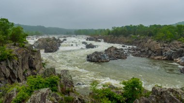 Fırtınalı bulutlu bir günde Great Falls Milli Parkı
