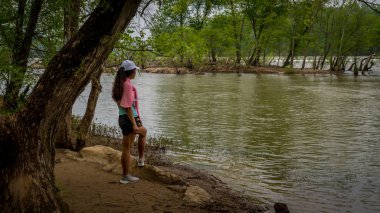 Milli Park'ta patikada nehir kıyısında duran Orta Çağ kadını