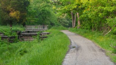 kilit üzerinde köprü üzerinde duran kadın