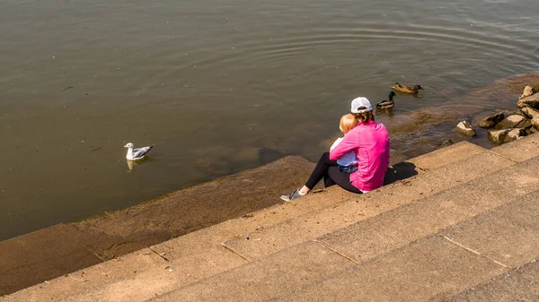 Mujer Con Niño Sentada Escalones Orillas Del Río Mirando Patos — Foto de Stock