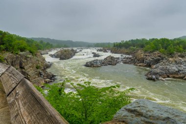 Fırtınalı bulutlu bir günde Great Falls Milli Parkı