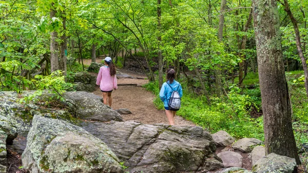 Madre e hija adolescente caminando por el camino — Foto de Stock