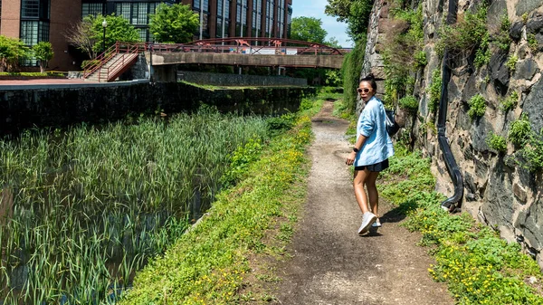 Mujer caminando por el canal toepath en Georgetown, DC — Foto de Stock