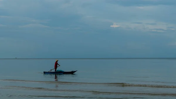 Пожилой Человек Рыбачит Мелкой Традиционной Лодке Спокойных Морях Побережье Таиланда — стоковое фото