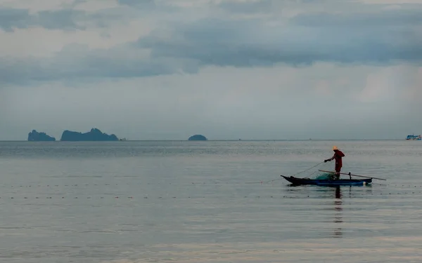 Пожилой Человек Рыбачит Мелкой Традиционной Лодке Спокойных Морях Побережье Таиланда — стоковое фото