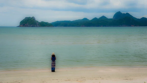 Mujer Sombrero Fedora Blanco Sarong Pie Playa Con Islas Fondo — Foto de Stock