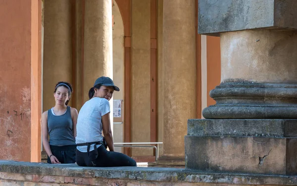 Mujer Asiática Sentada Pared Con Hija Adolescente Pie Junto Ella — Foto de Stock