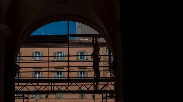 Silueta Del Trabajador Pie Sobre Andamio Arco Bolonia Italia — Foto de Stock