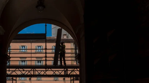 Silueta Del Trabajador Pie Sobre Andamio Arco Bolonia Italia — Foto de Stock