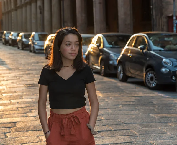 Joven Adolescente Asiático Blusa Negra Pie Calle Piedra Frente Edificio — Foto de Stock